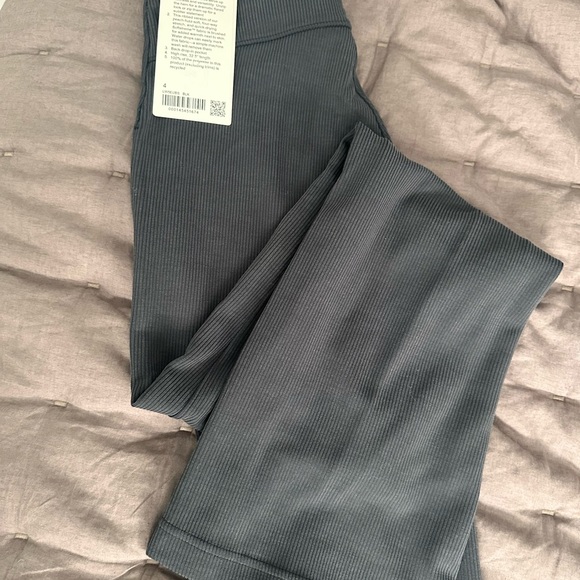 Lululemon size 4 flare leggings - Picture 2 of 4